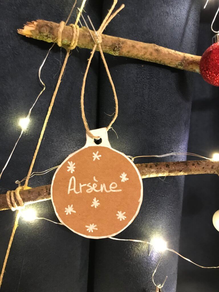 étiquette ou décoration de Noël fait maison avec du carton